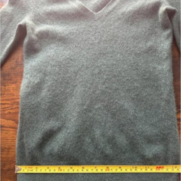 Bloomingdale’s 100% Cashmere Women's Dark Green V-Neck Pullover Sweater - Small - Picture 7 of 7